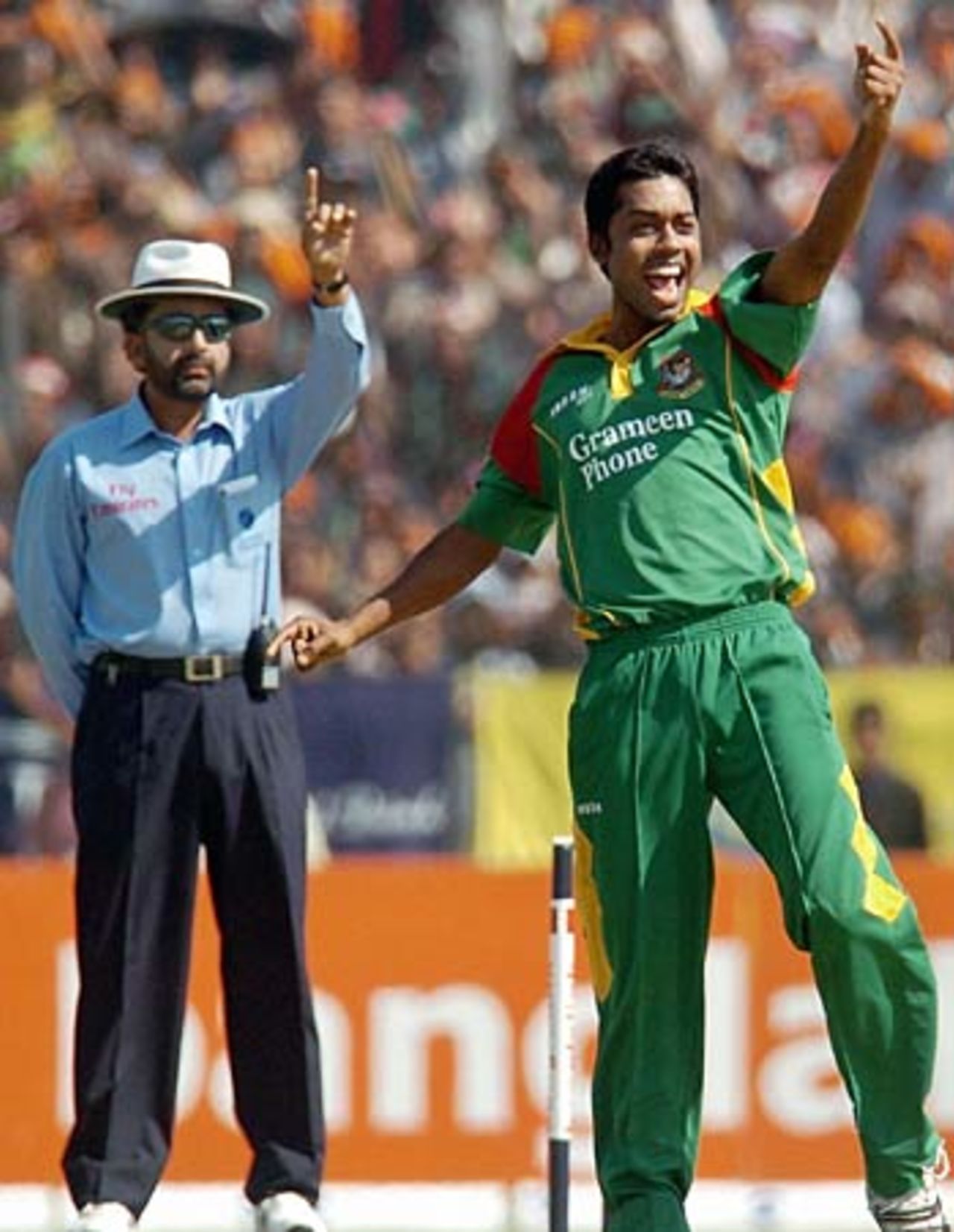 Syed Rasel gets the decision against Kennedy Otieno, Bangladesh v Kenya, 2nd ODI, Khulna, March 20, 2006