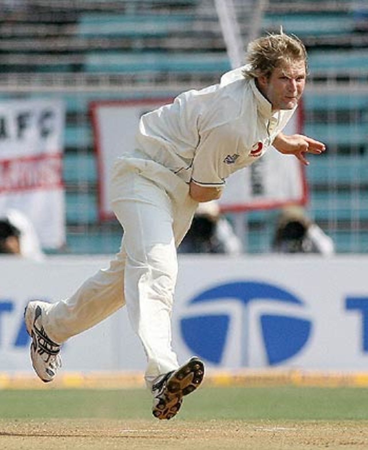 Matthew Hoggard fires one in,  India v England, 3rd Test, Mumbai, 3rd day, March 20 2006
