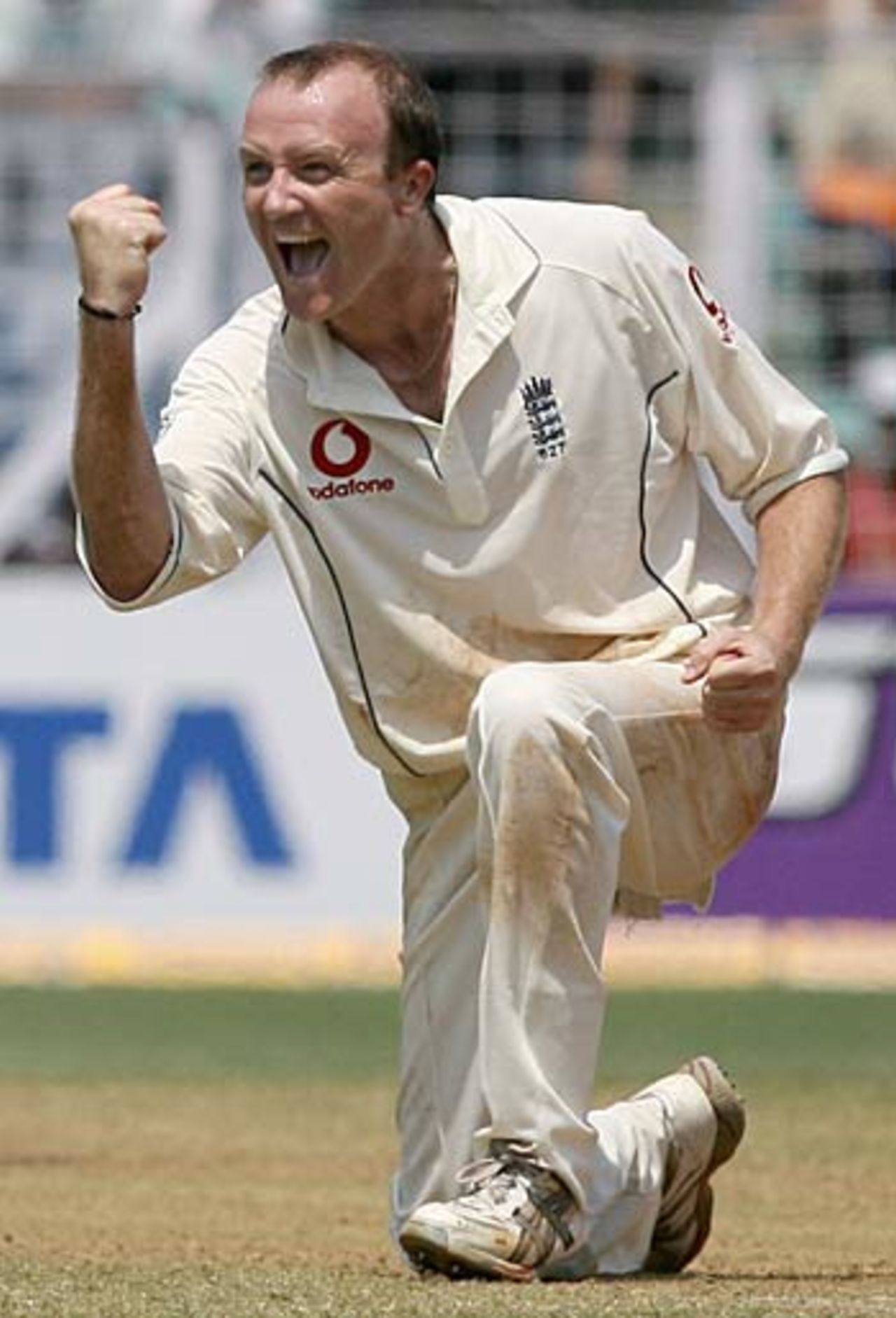Shaun Udal is delighted after nailing Irfan Pathan, India v England, 3rd Test, Mumbai, 3rd day, March 20 2006

