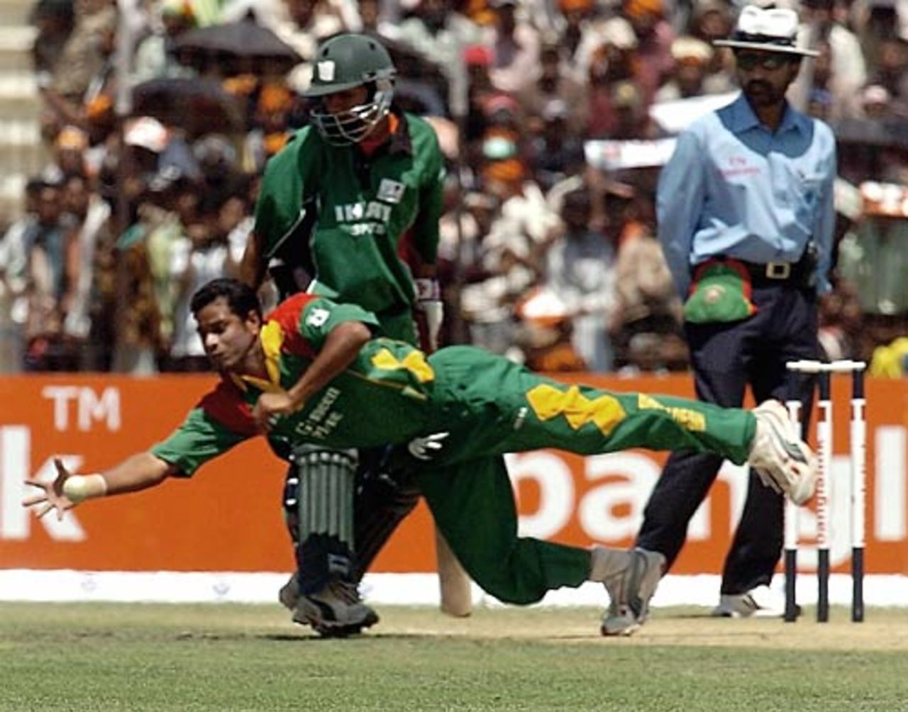 Alok Kapali shows his athleticism in the field, Bangladesh v Kenya, 2nd ODI, Khulna, March 20, 2006