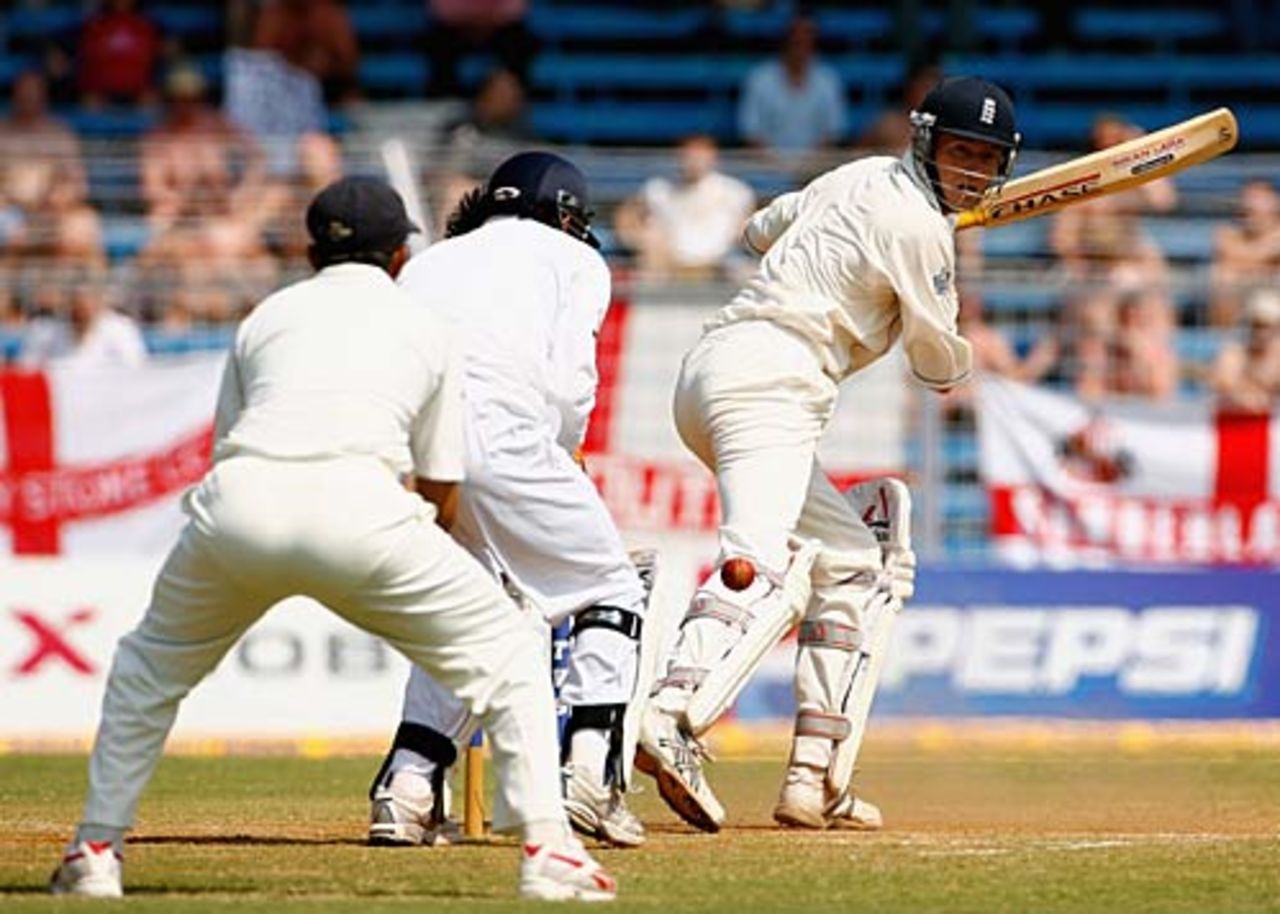Shaun Udal looks round as MS Dhoni fails to gather cleanly, India v England, 3rd Test, Mumbai, 4th day, March 21, 2006