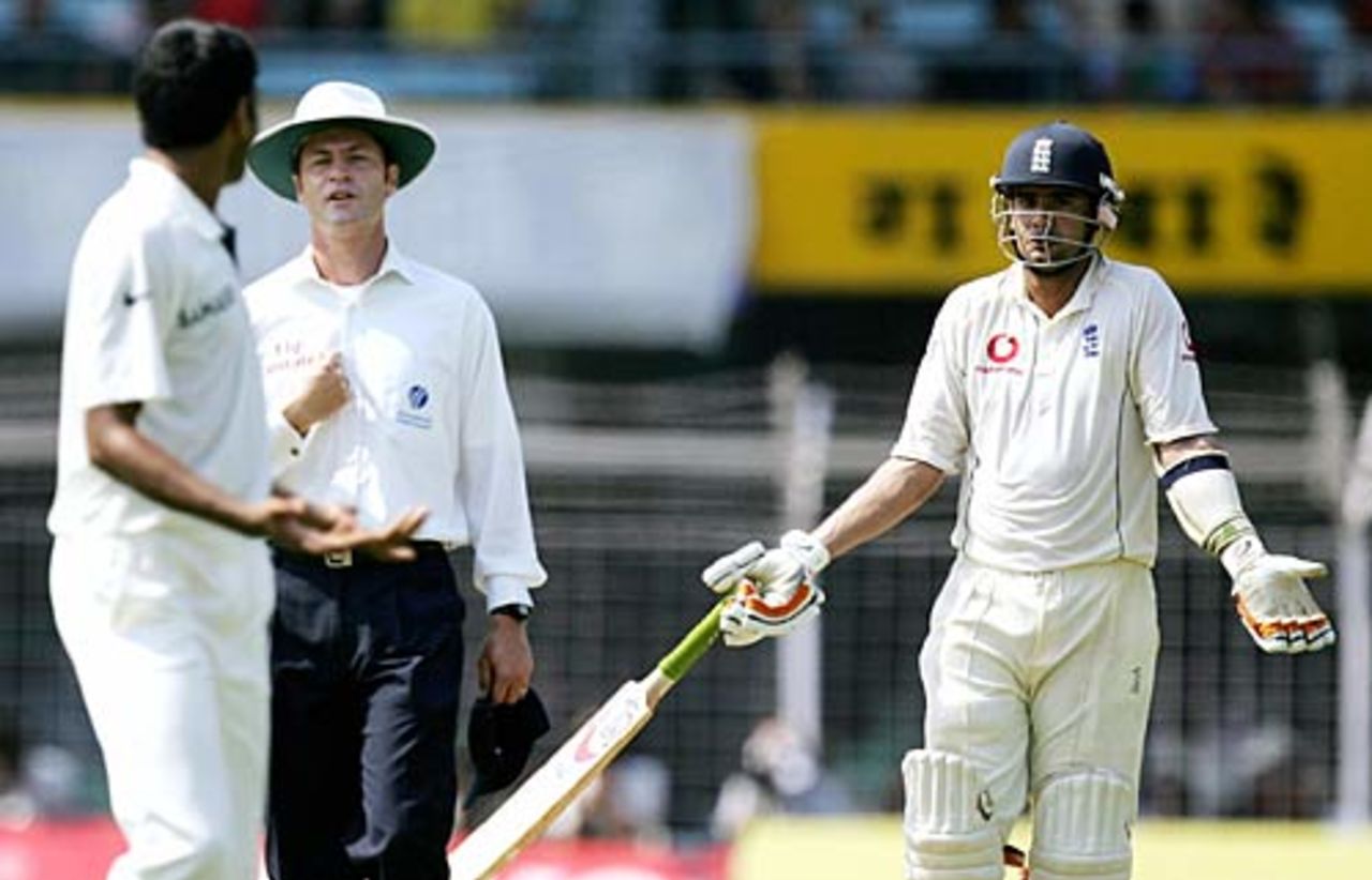 Simon Taufel mediates as Owais Shah and Munaf Patel clash, India v England, 3rd Test, Mumbai, 4th day, March 21, 2006