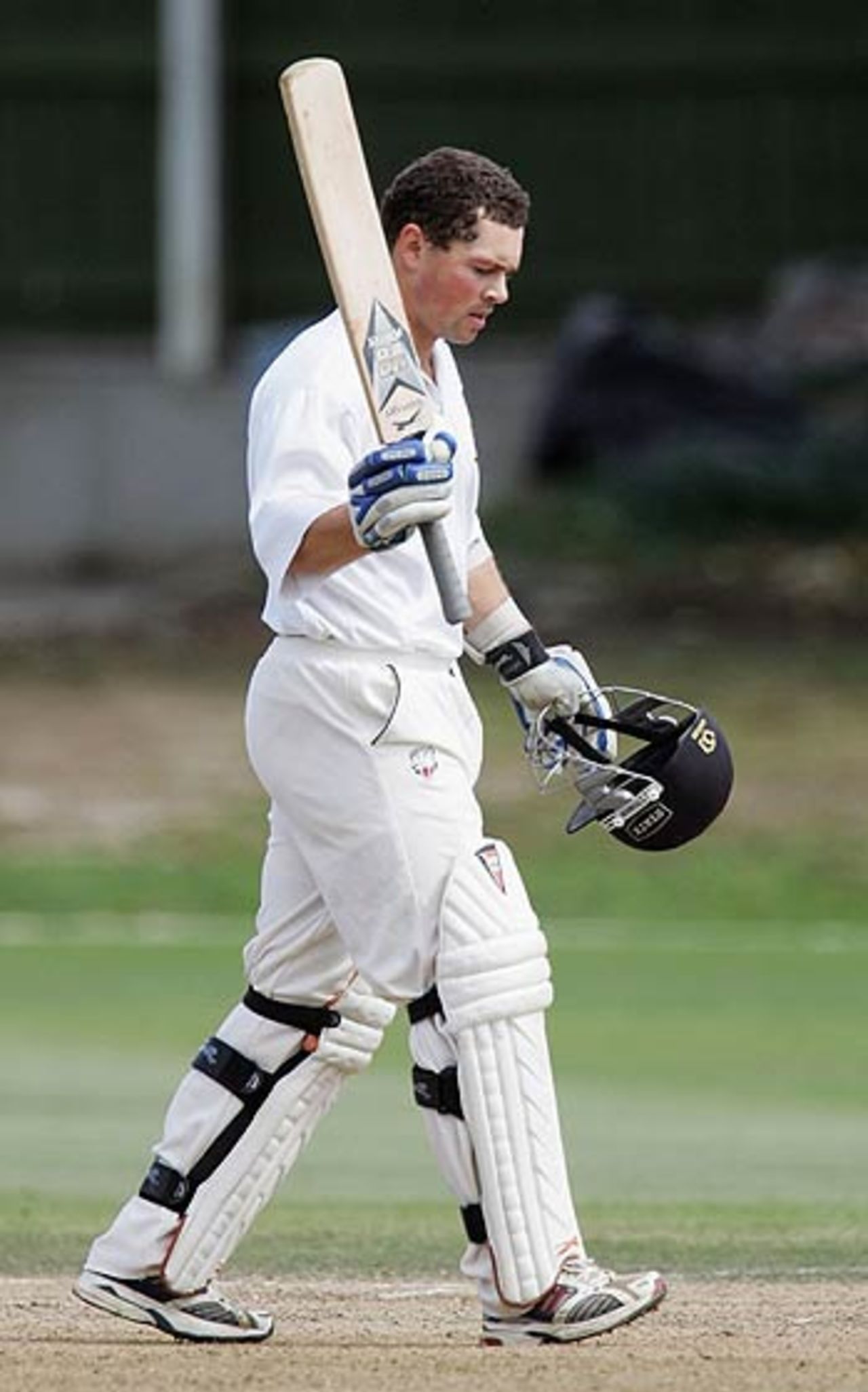 Matthew Bell acknowledges his hundred, Auckland v Wellington, State Championship, 4th day, Eden Park, March 22, 2006