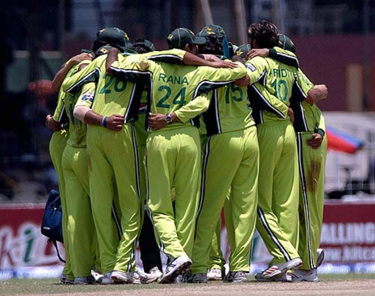 The Pakistan huddle, Sri Lanka v Pakistan, 3rd ODI, Colombo (SSC), March 22 2006