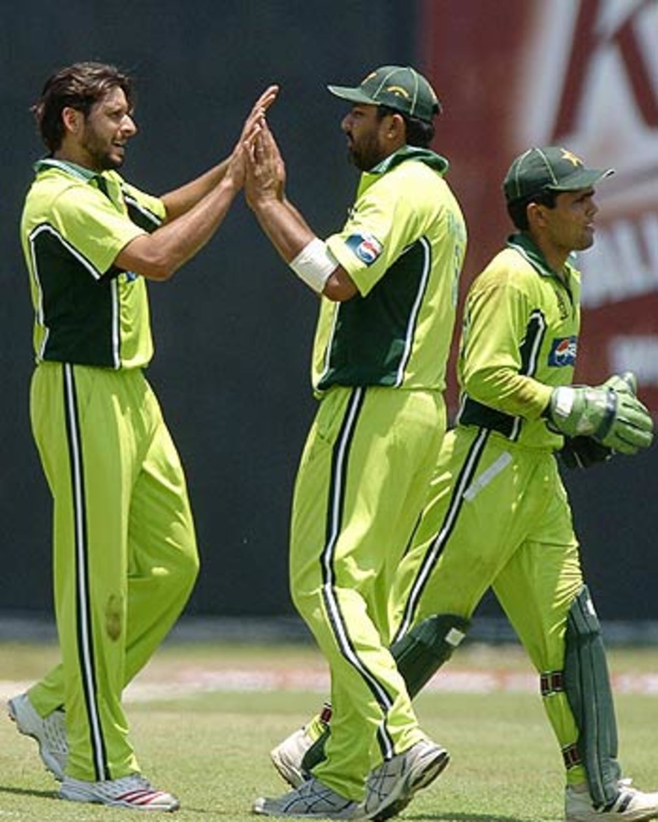 Shahid Afridi and Inzamam-ul-Haq celebrate a wicket, Sri Lanka v Pakistan, 3rd ODI, Colombo (SSC), March 22 2006