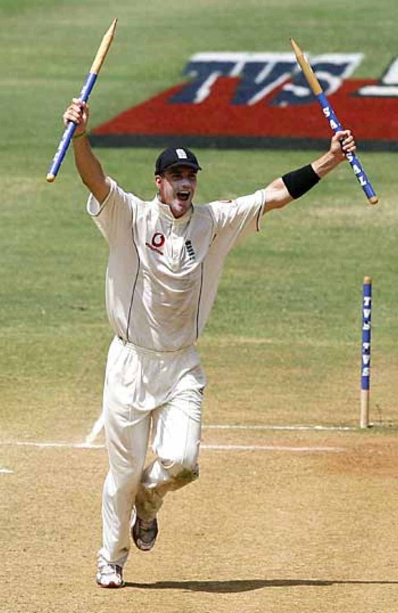 Kevin Pietersen roars his delight after England beat India, India v England, 3rd Test, Mumbai, March 22, 2006
