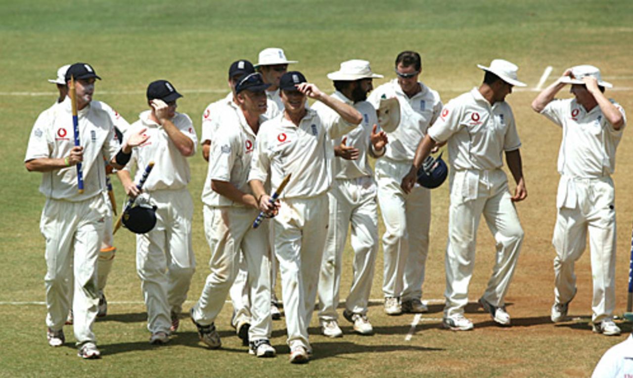 The victorious England team after beating India, India v England, 3rd Test, Mumbai, March 22, 2006