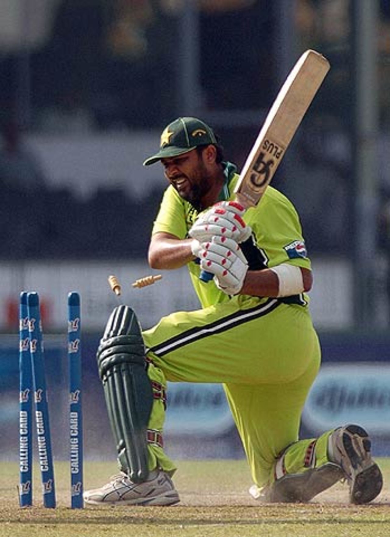 Inzamam-ul-Haq is cleaned up by Muttiah Muralitharan, Sri Lanka v Pakistan, 3rd ODI, Colombo (SSC), March 22 2006