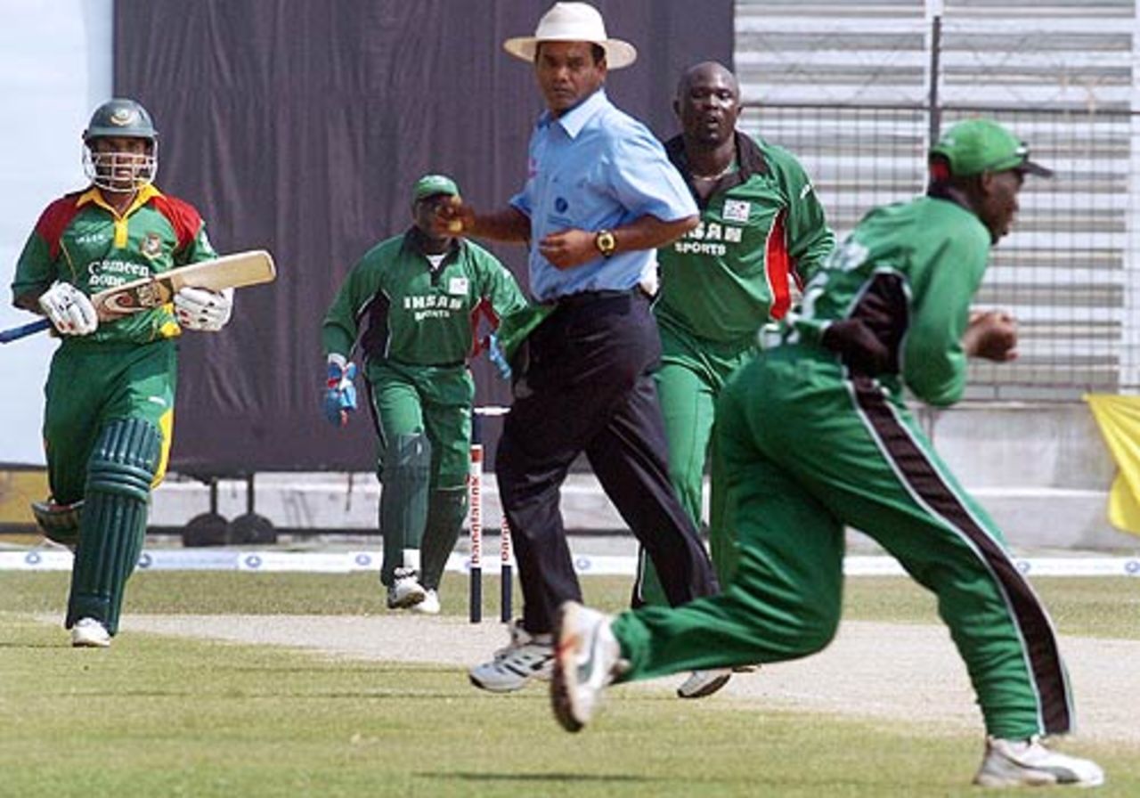 David Obuya takes the catch to dismiss Javed Omar, 
Bangladesh v Kenya, 3rd ODI, Fatullah, March 23 2006