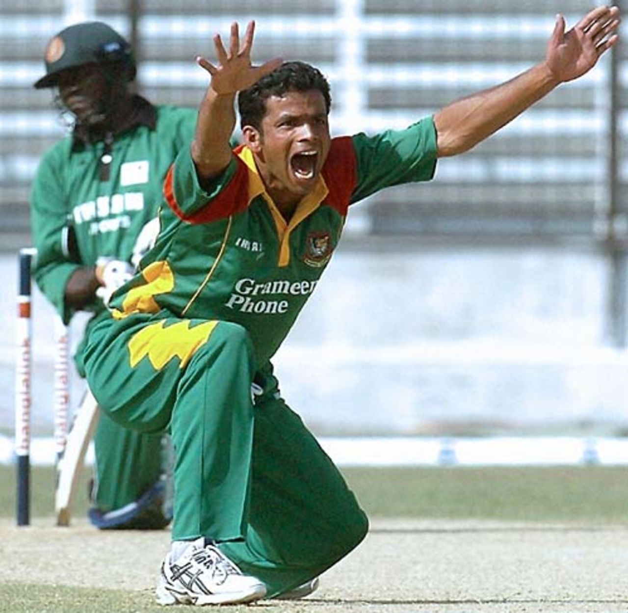 Abdur Razzak roars an unsuccessful appeal against Steve Tikolo, Bangladesh v Kenya, 3rd ODI, Fattullah, March 23, 2006