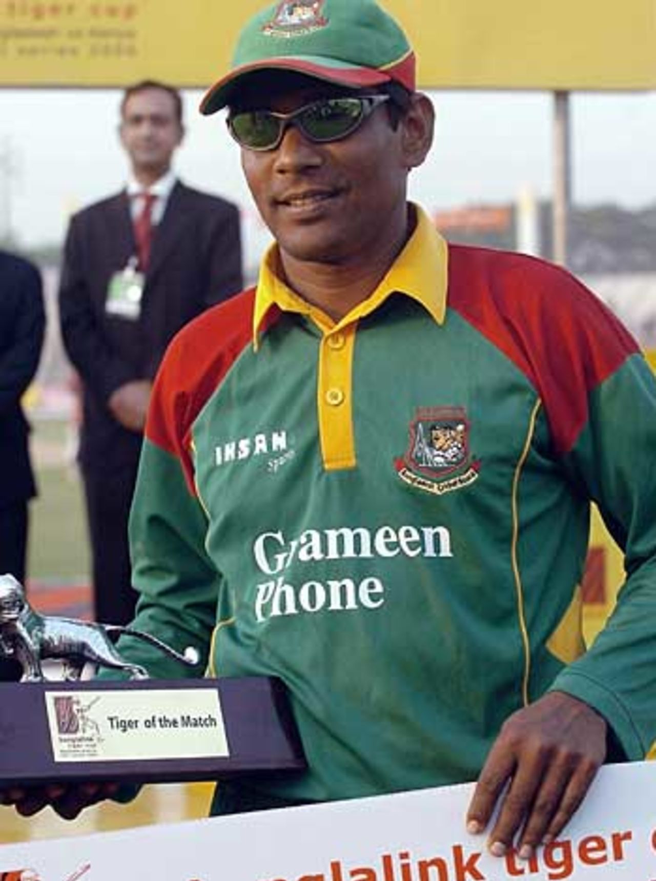 Mohammad Rafique with his Man-of-the-Match trophy ("Tiger of the Match"), Bangladesh v Kenya, 3rd ODI, Fatullah, March 23, 2006