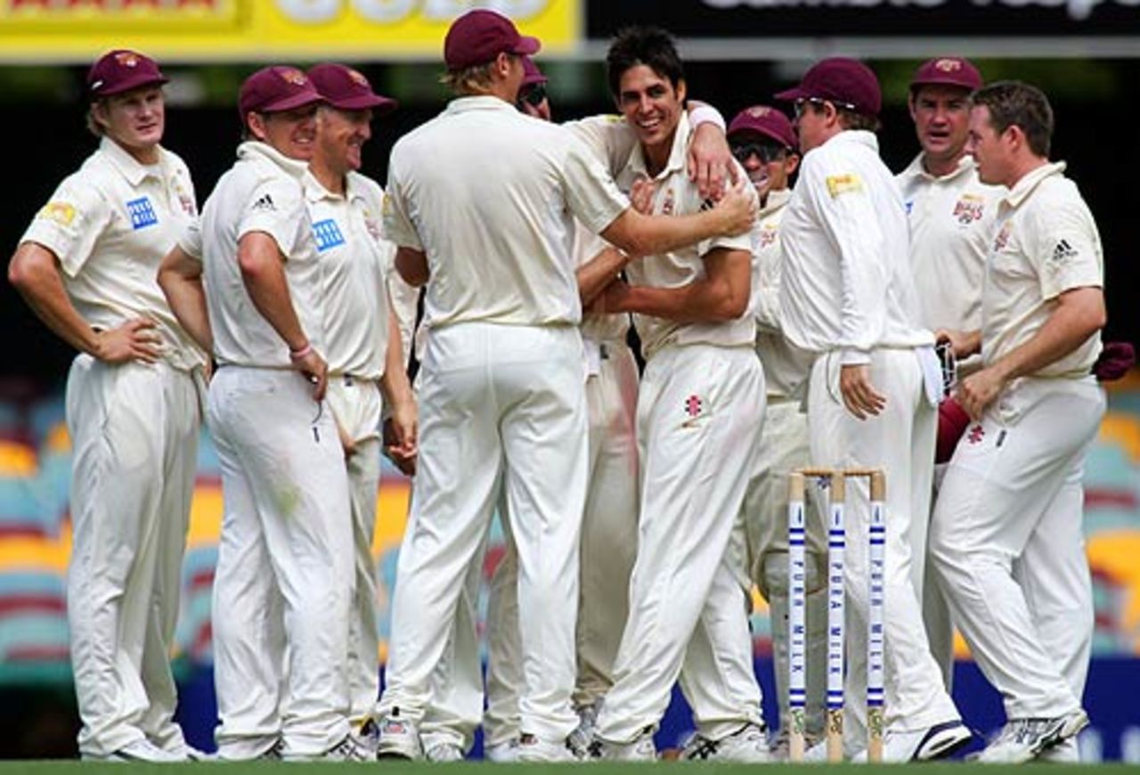 Queensland celebrate Jason Arnberger's wicket, Queensland v Victoria, Pura Cup final, 1st day, Brisbane, March 24, 2006