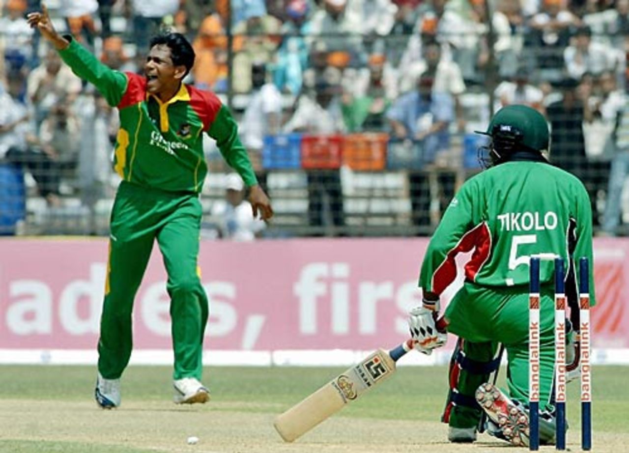 Mohammad Rafique appeals for stumping against Steve Tikolo. It was given not out, but he got his man later in the innings, Bangladesh v Kenya, 4th ODI, Fatullah, March 25, 2006