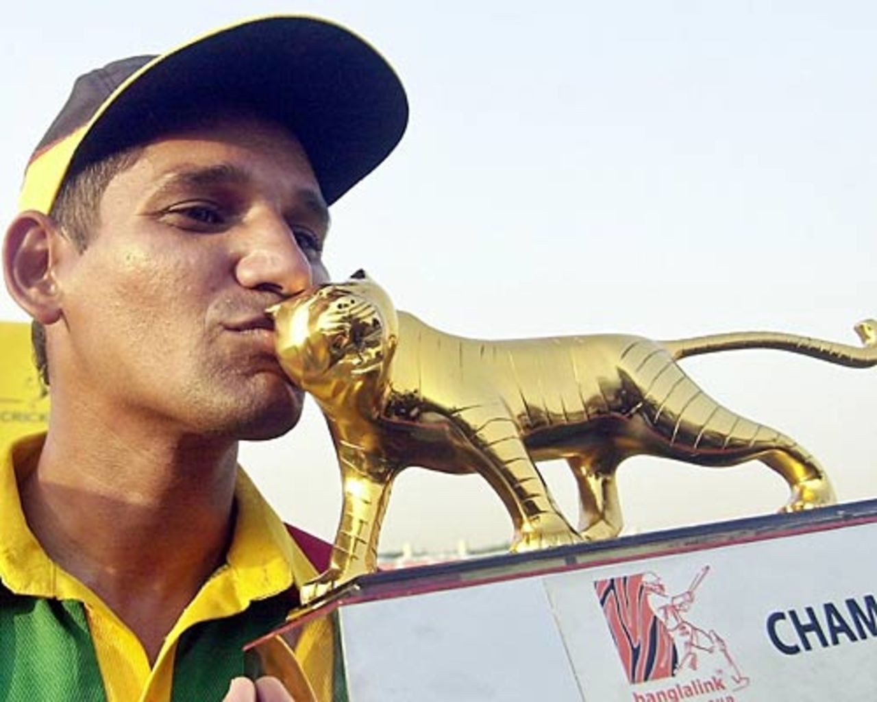Habibul Bashar savours a rare trophy for Bangladesh after his side completed a cleansweep, Bangladesh v Kenya, 4th ODI, Fatullah, March 25, 2006