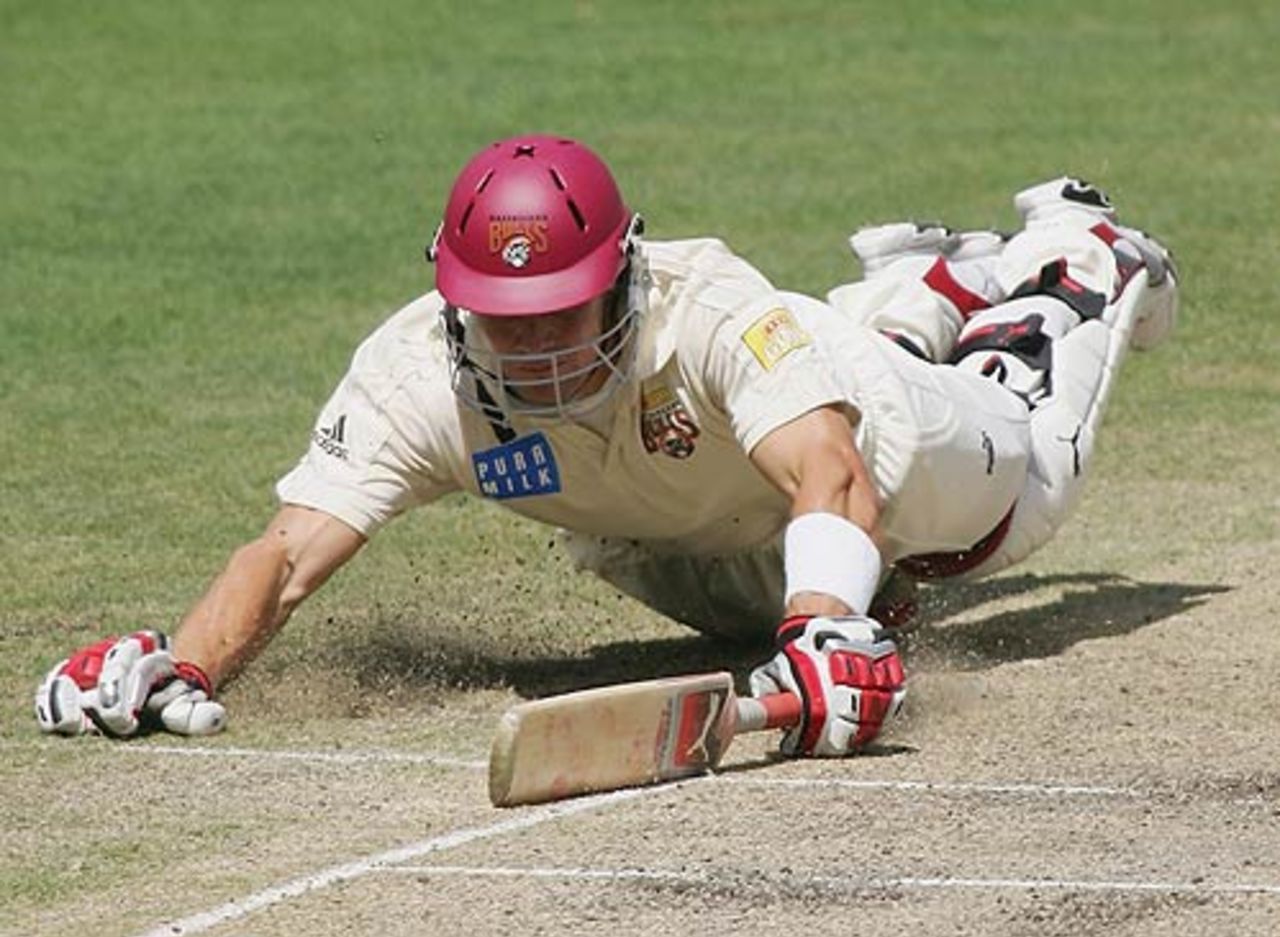 Shane Watson dives to make his ground, Queensland v Victoria, Pura Cup final, Brisbane, 4th day, March 27, 2006