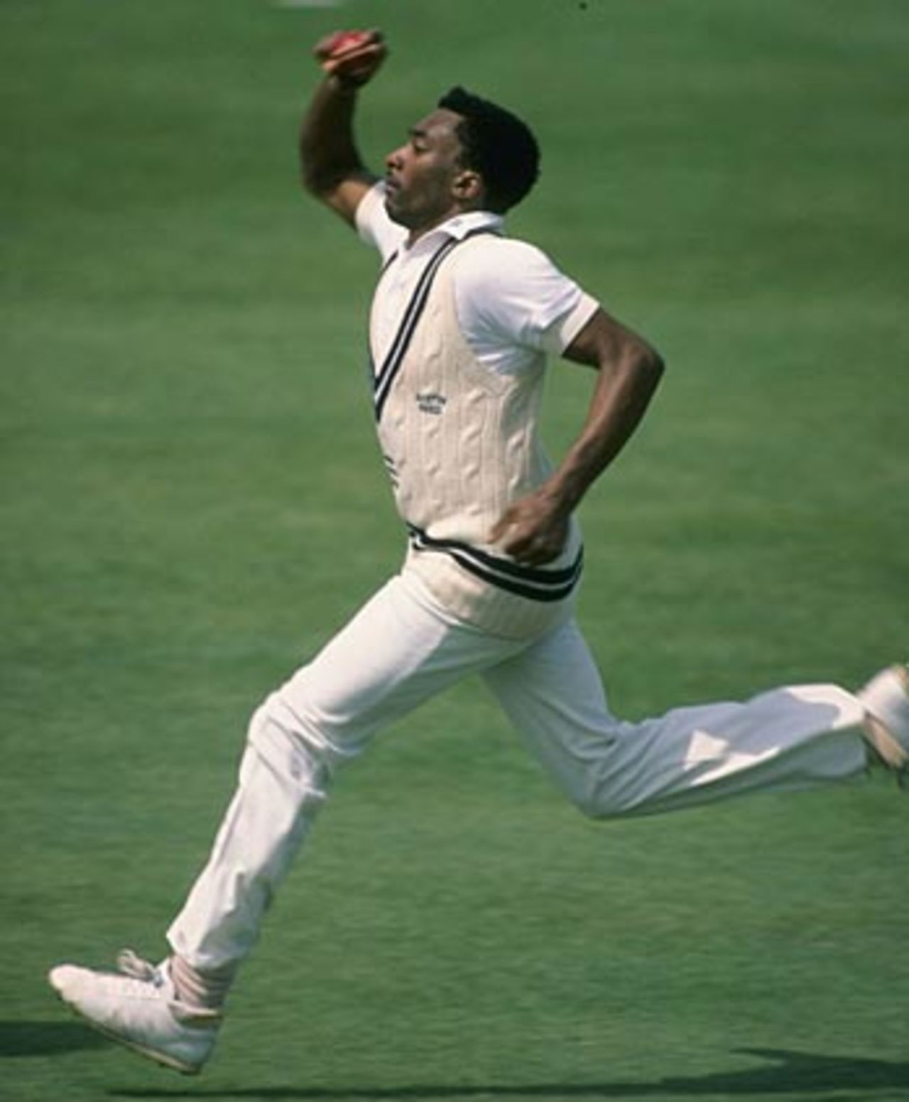 Neil Williams bowling for Middlesex in 1994
