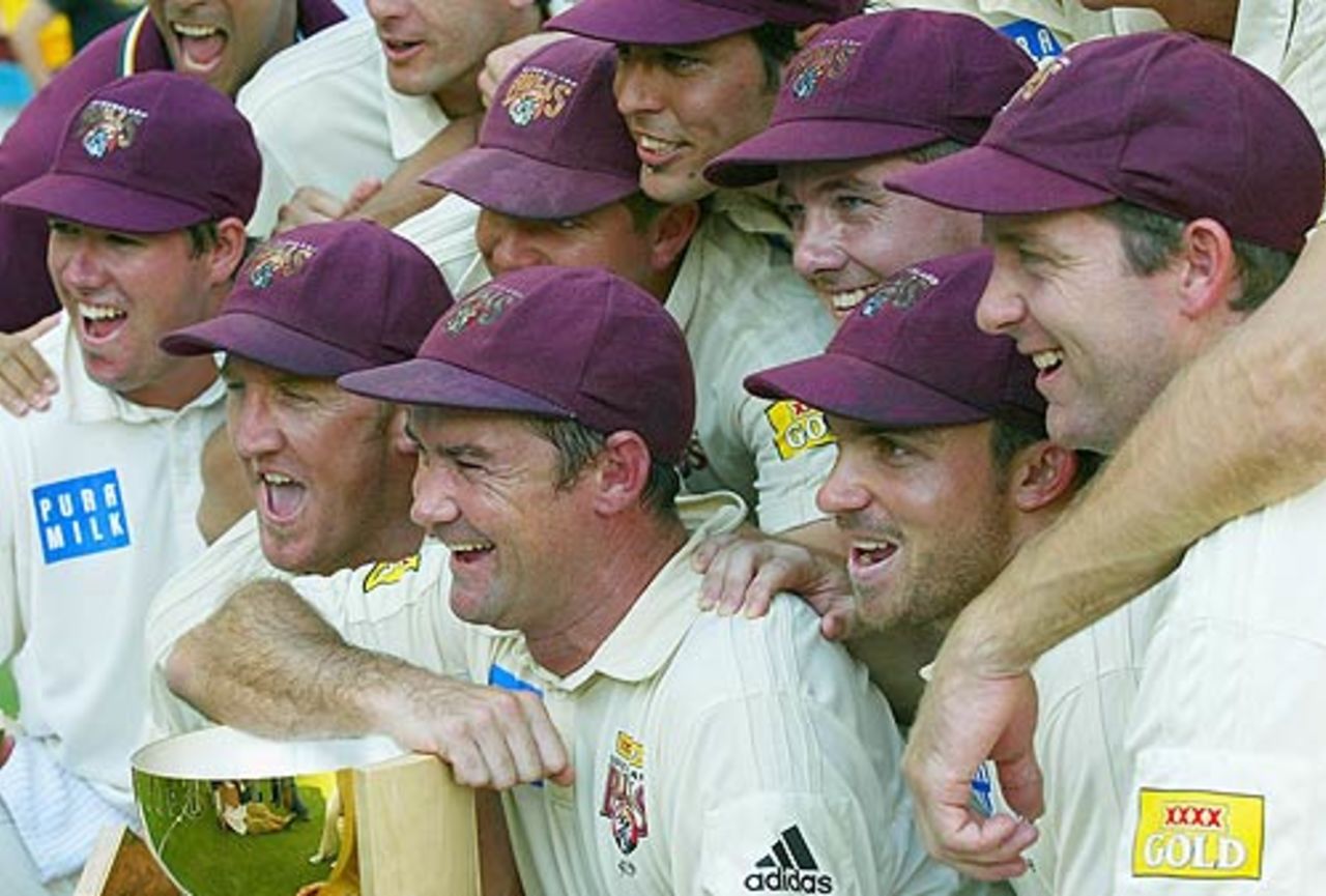 Queensland pose with the trophy, Queensland v Victoria, Pura Cup final, Brisbane, 5th day, March 28, 2006