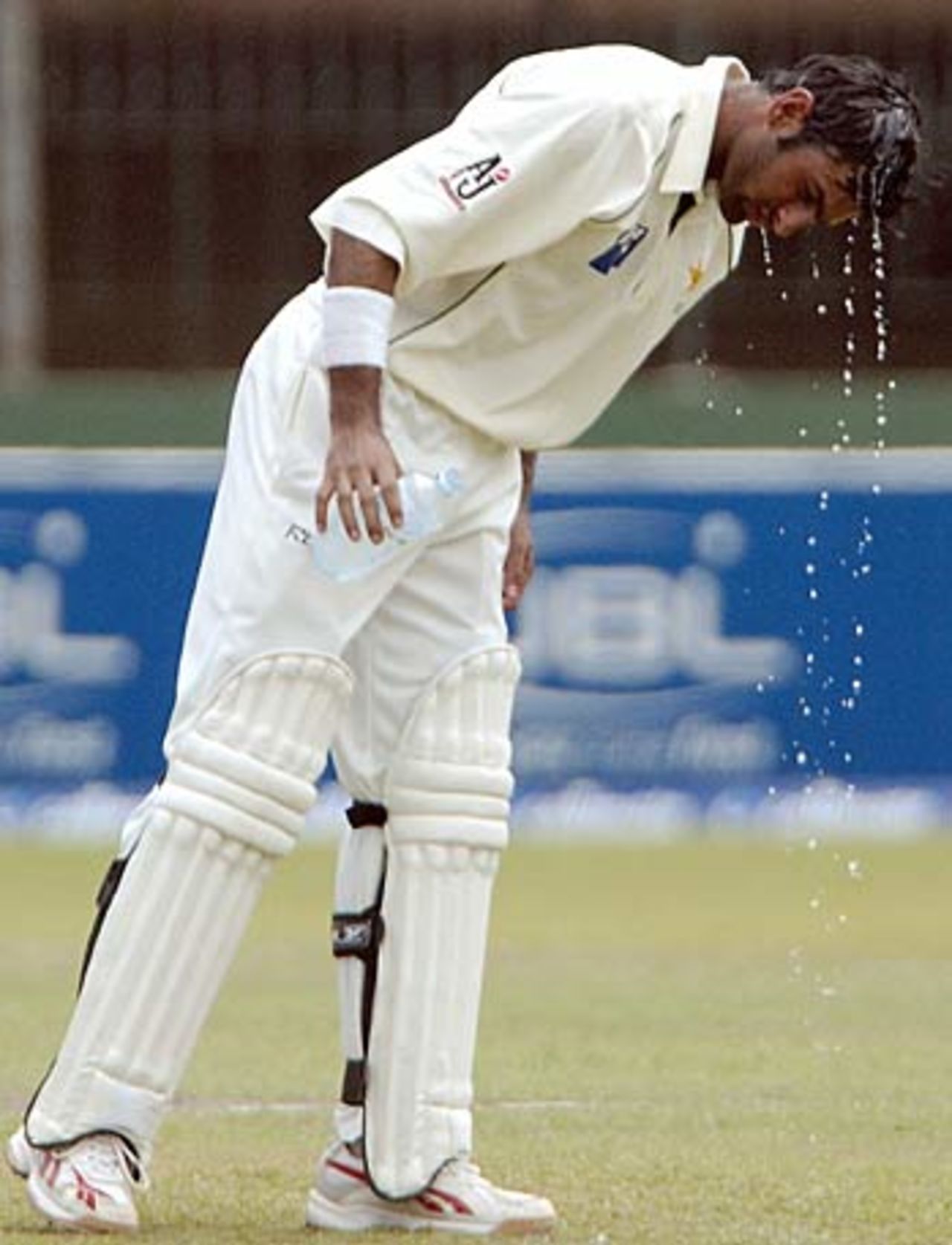 Shoaib Malik cools down during his unbeaten 148, Sri Lanka v Pakistan, 1st Test, Colombo (SSC), 5th day, March 30, 2006