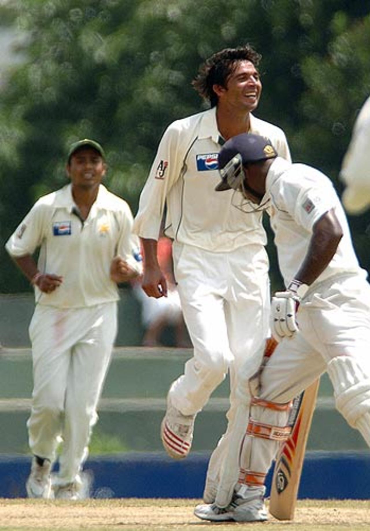 Mohammad Asif celebrates bowling Sanath Jayasuriya, Sri Lanka v Pakistan, 2nd Test, Kandy, 1st day, April, 3, 2006