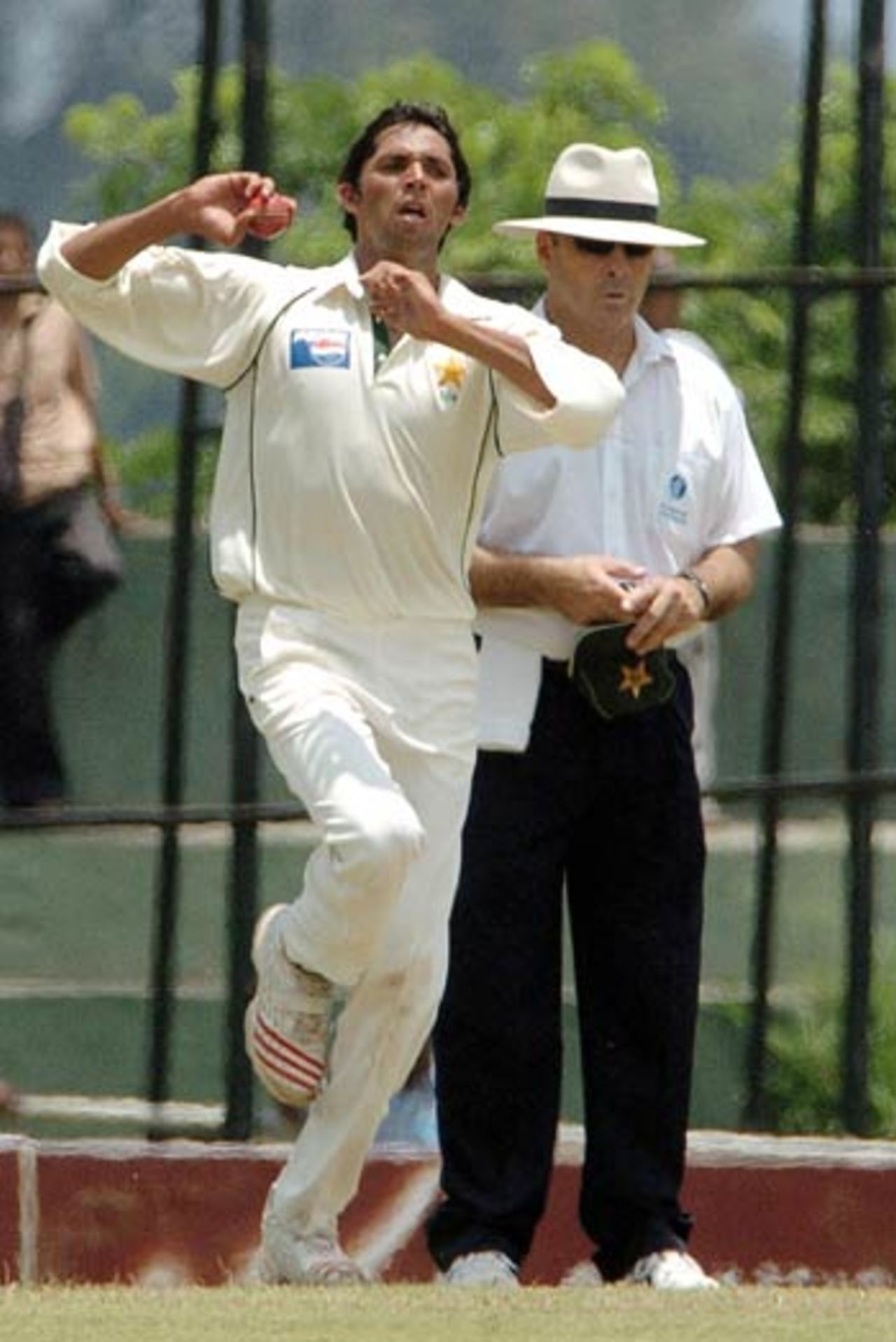 Mohammad Asif charges in, Sri Lanka v Pakistan, 2nd Test, Kandy, 1st day, April, 3, 2006