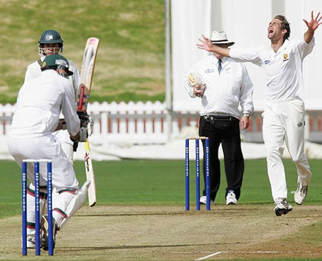 Grant Elliot appeals unsuccessfully for the wicket of Geoff Barnett, 
Wellington v Central Districts , State Championship final, Wellington, 1st day, April 3 2006