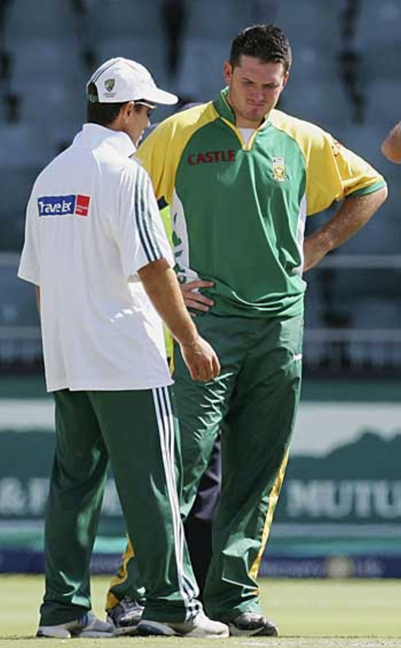 Justin Langer chats with Graeme Smith ahead of the final day's play, South Africa v Australia, 3rd Test, Johannesburg, 5th day, April 4, 2006