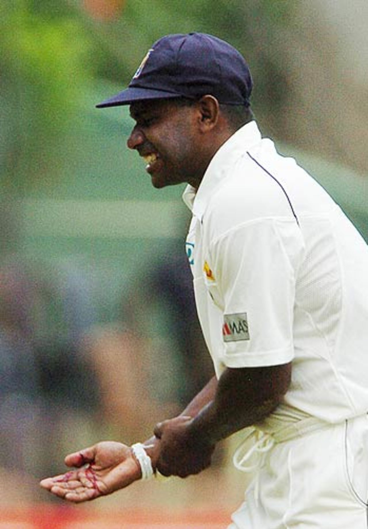 Sanath Jayasuriya leaves the field in agony after sustaining an injury to his thumb, Sri Lanka v Pakistan, 2nd Test, Kandy, 2nd day, April 4 2006