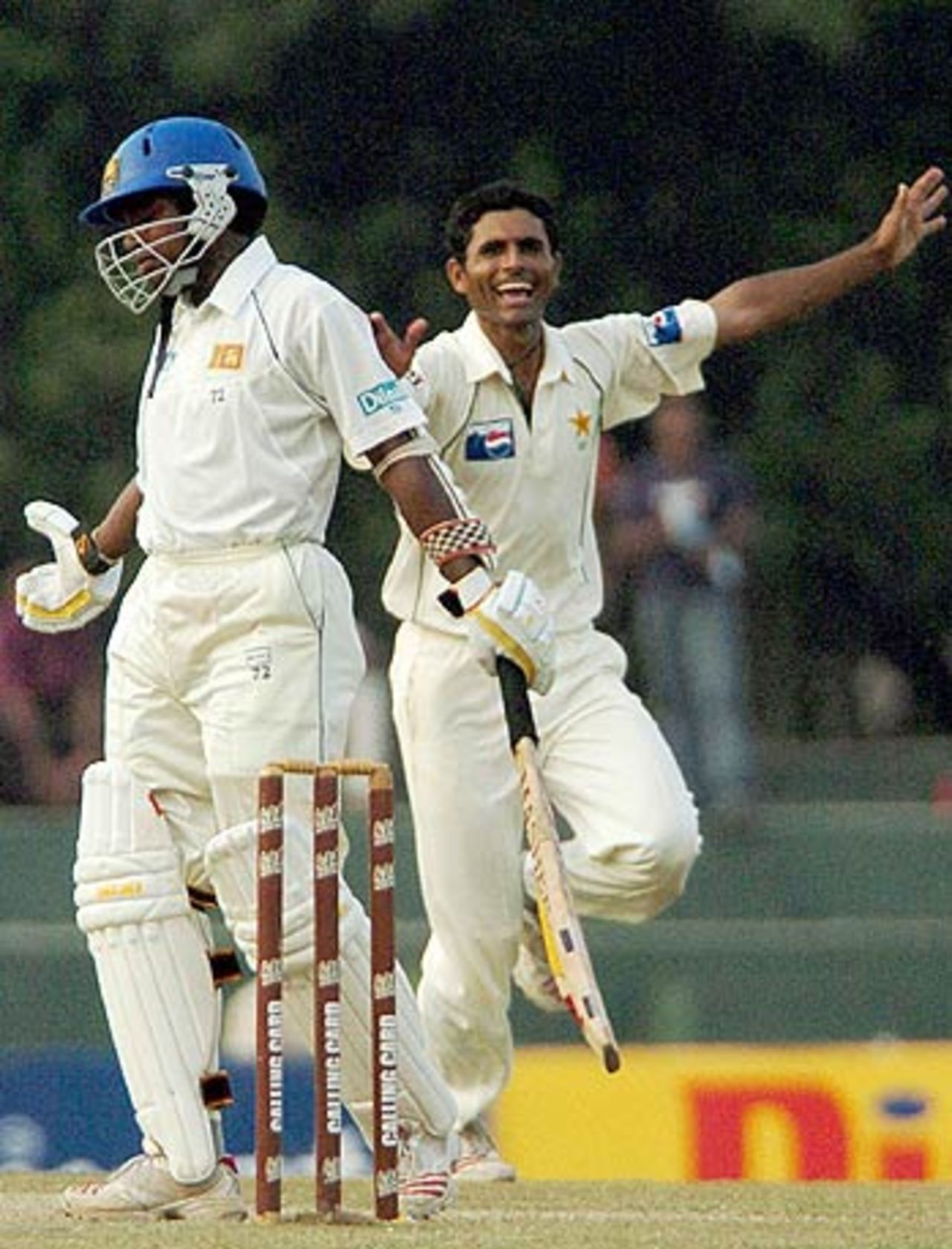 Abdul Razzaq gets rid of Malinga Bandara, Sri Lanka v Pakistan, 2nd Test, Kandy, 2nd day, April 4 2006