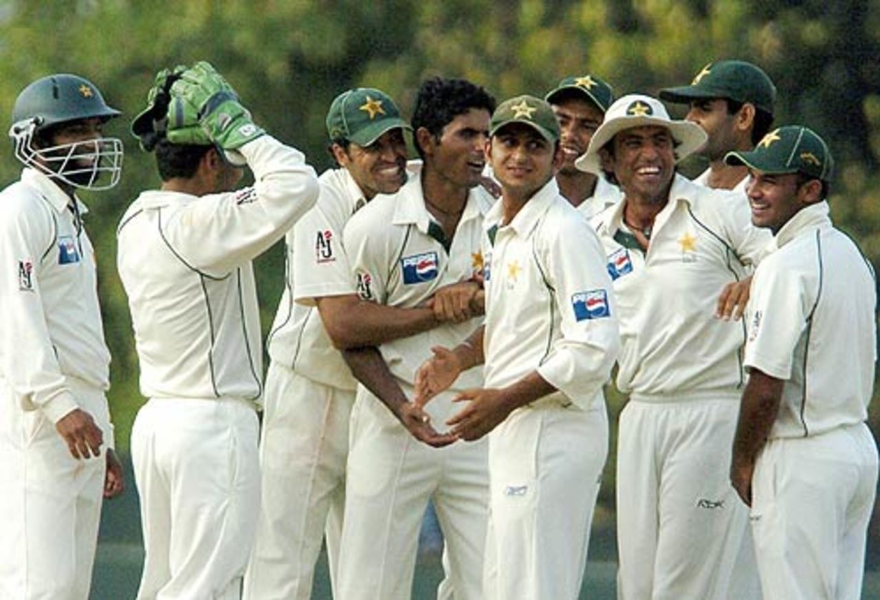 Pakistan soak in a good day in the field, Sri Lanka v Pakistan, 2nd Test, Kandy, 2nd day, April 4 2006