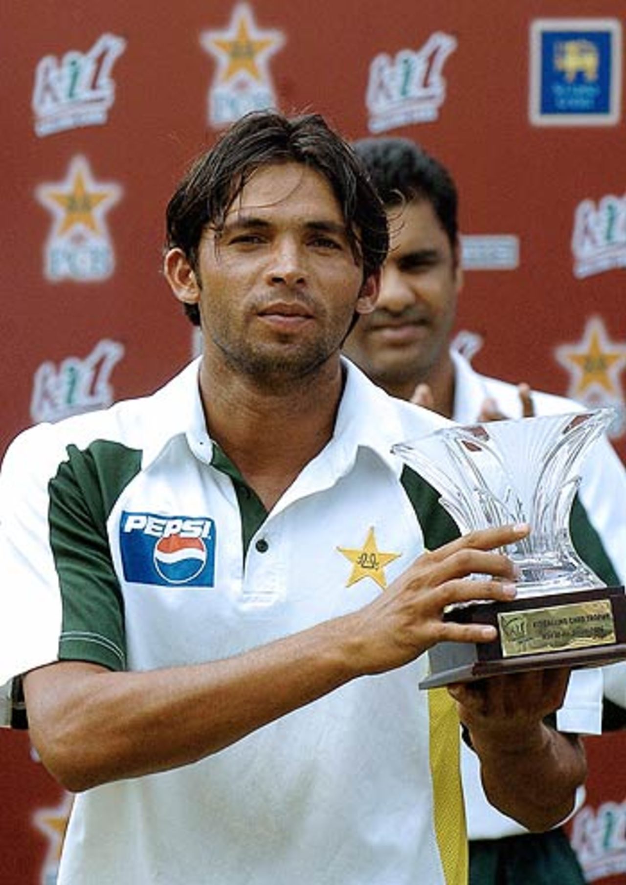 Mohammad Asif poses with his Man-of-the-Match award, Sri Lanka v Pakistan, 2nd Test, Kandy, 3rd day, April 5, 2006