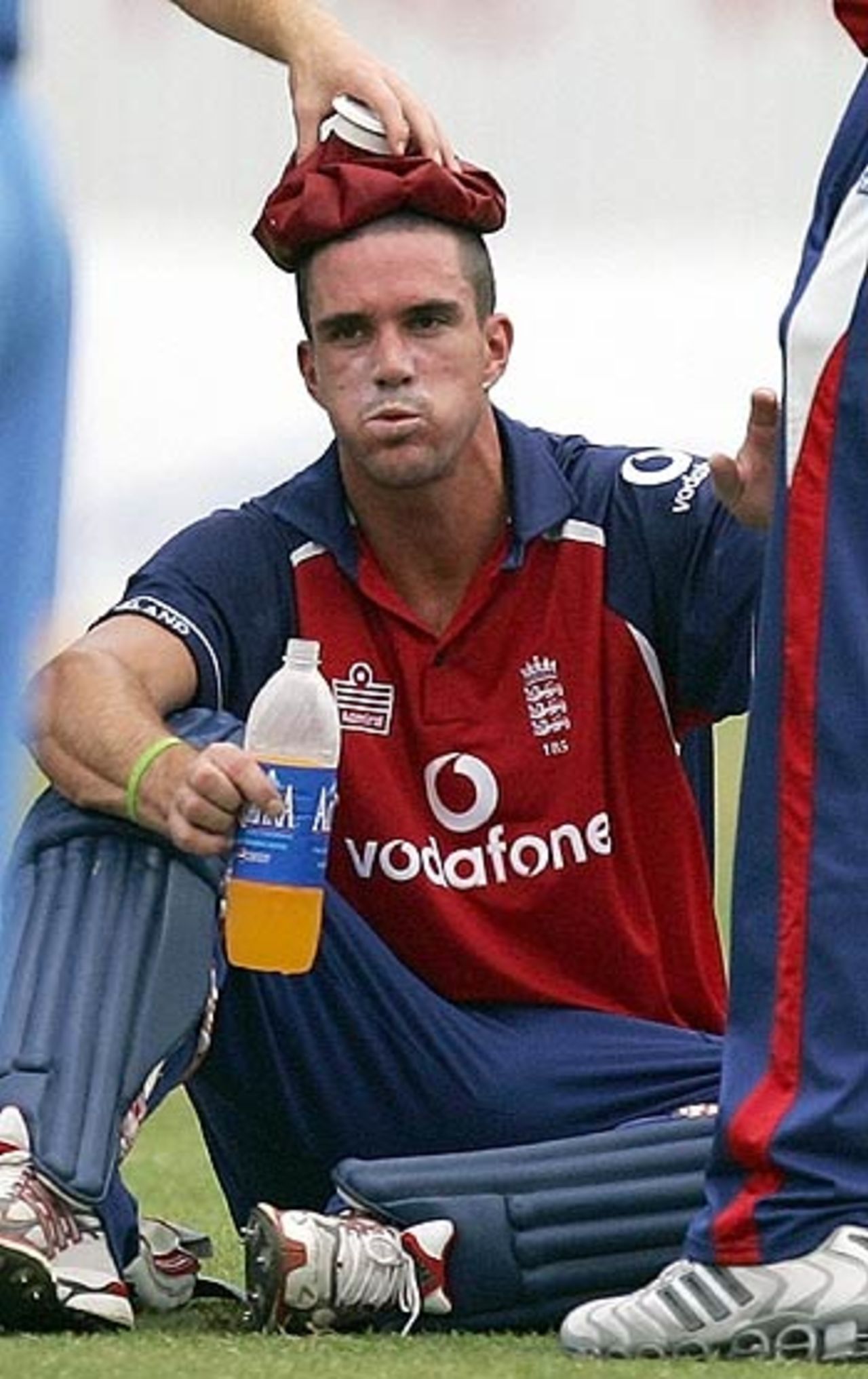 Kevin Pietersen cools off in hot and humid conditions in Kochi, India v England, 4th ODI, Kochi, April 6, 2006