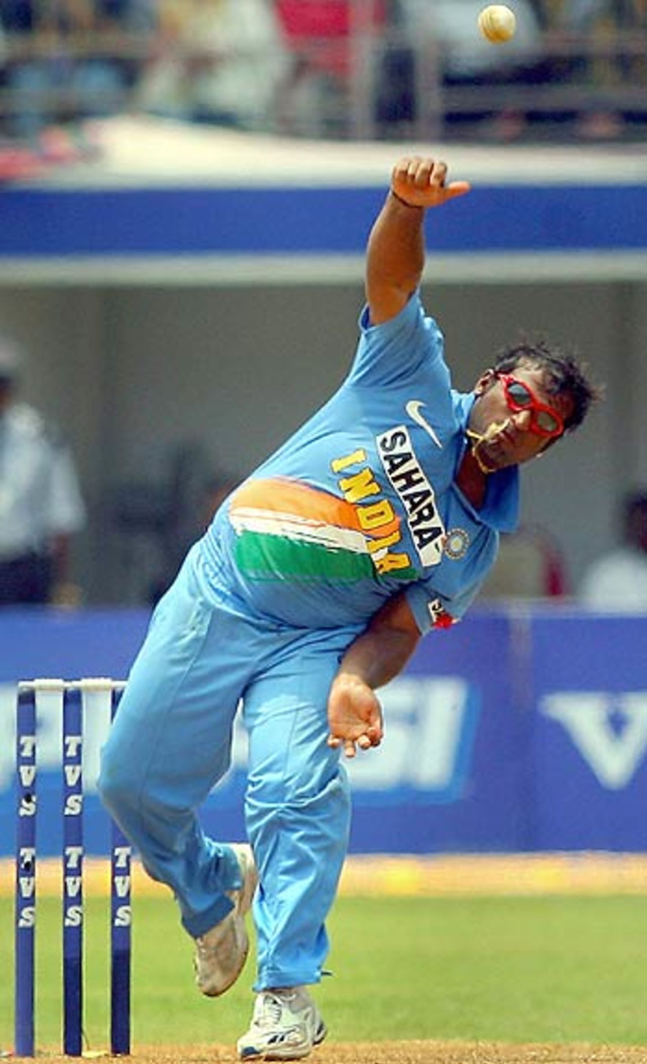 Ramesh Powar - goggles, chains, tummy and a vicious offbreak, India v England, 4th ODI, Kochi, April 6, 2006