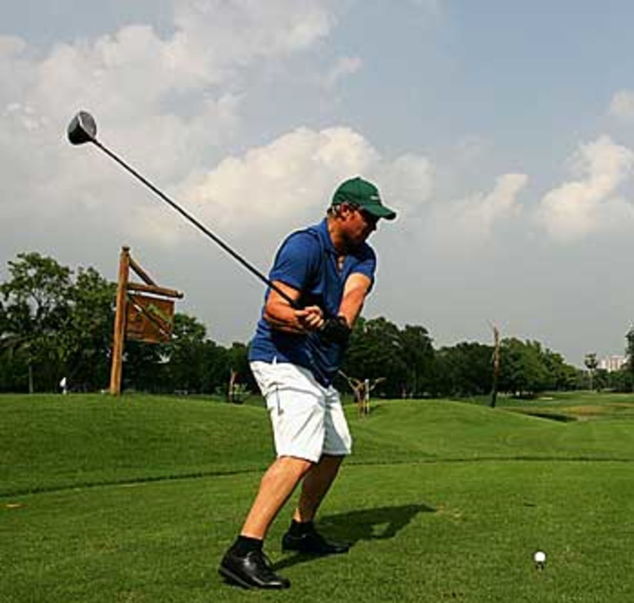Shane Warne practises his golf swing after arriving in Bangladesh, Dhaka, April 6, 2006