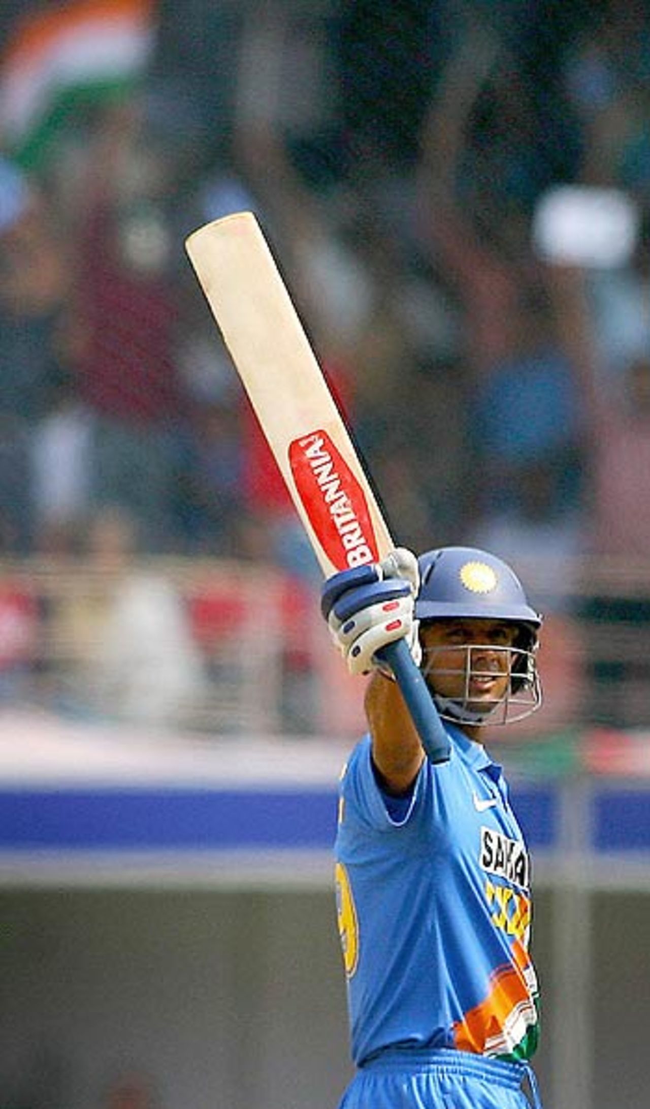 Rahul Dravid acknowledges his half-century, India v England, 4th ODI, Kochi, April 6 2006 