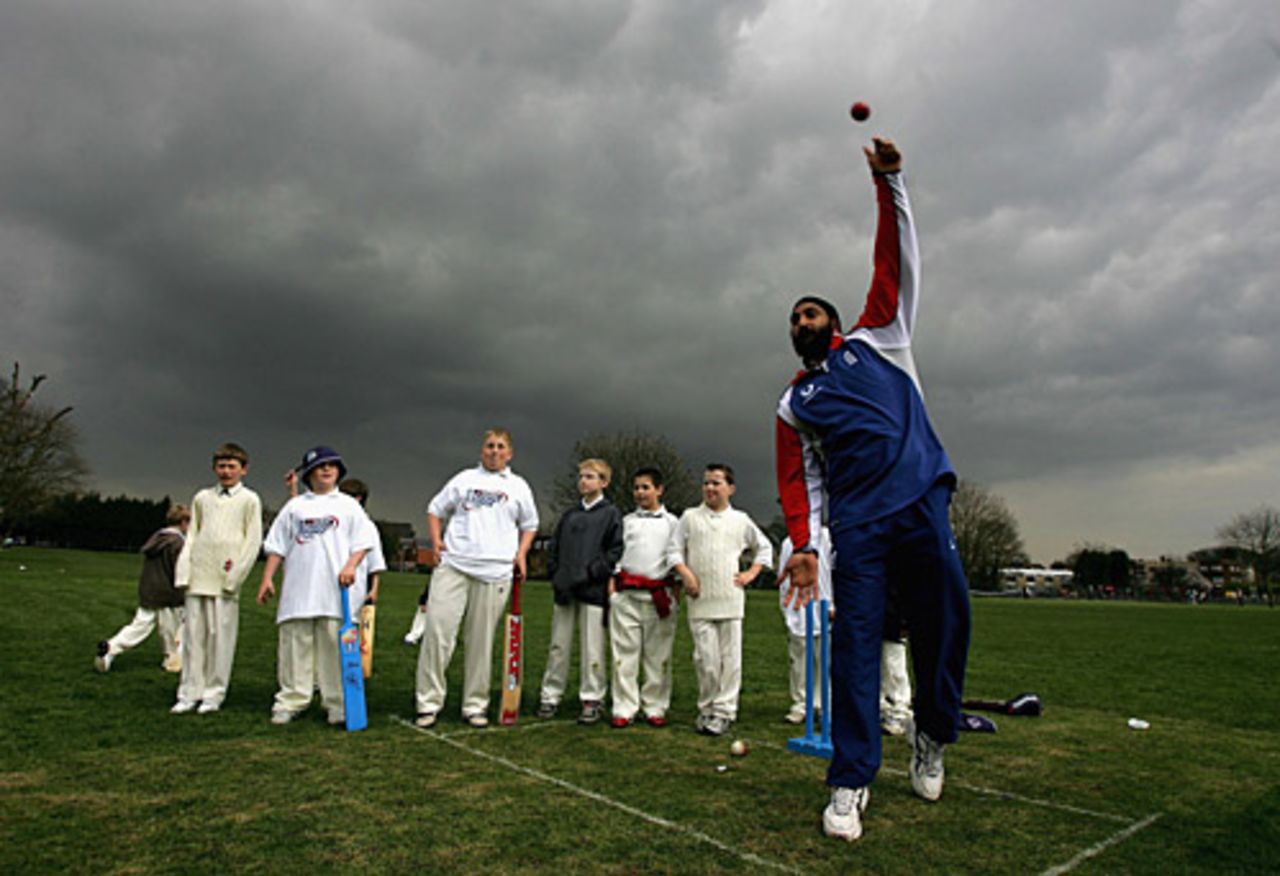 Monty Panesar shows the kids how to do it at the NatWest CricketForce 2006 event, Upminster Cricket Club, Essex, April 7, 2006