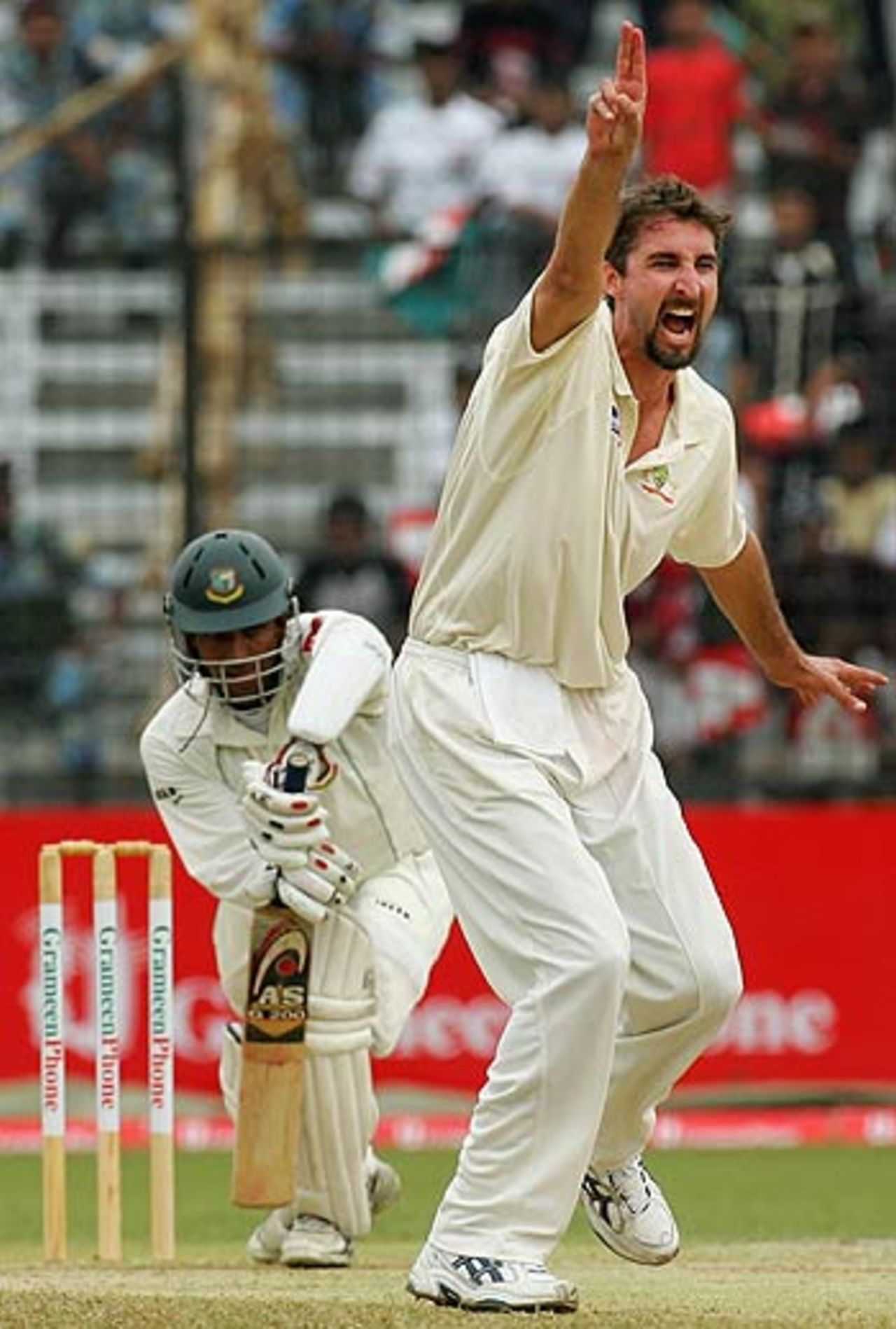 Jason Gillespie traps Javed Omar