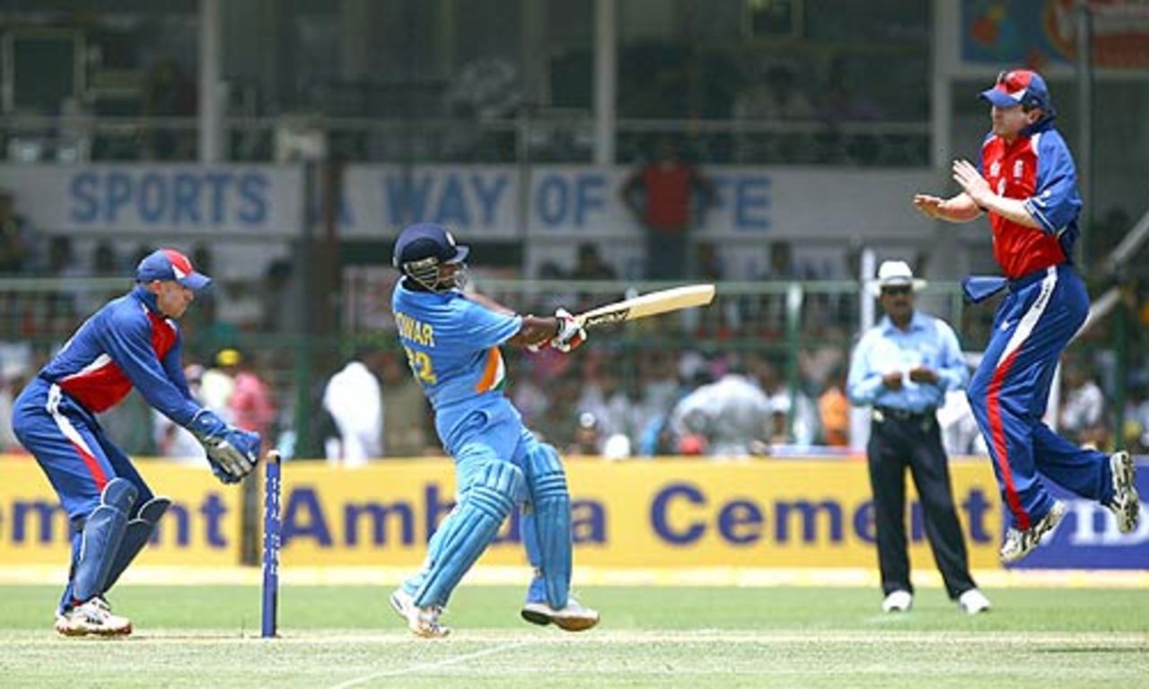 Ramesh Powar makes Paul Collingwood jump, India v England, 6th ODI, Jamshedpur, April 12, 2006