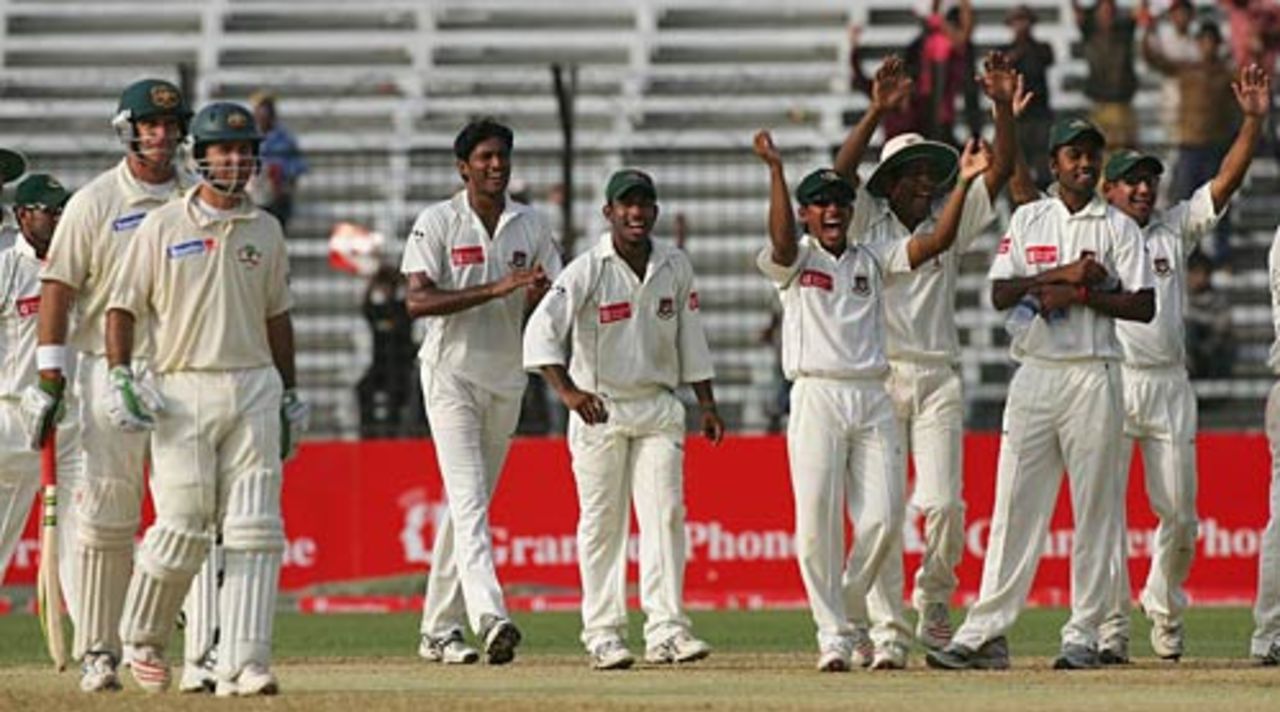 Bangladesh players celebrate the run out of Matthew Hayden, Bangladesh v Australia, 1st Test, Fatullah, 4th day, April 12, 2006