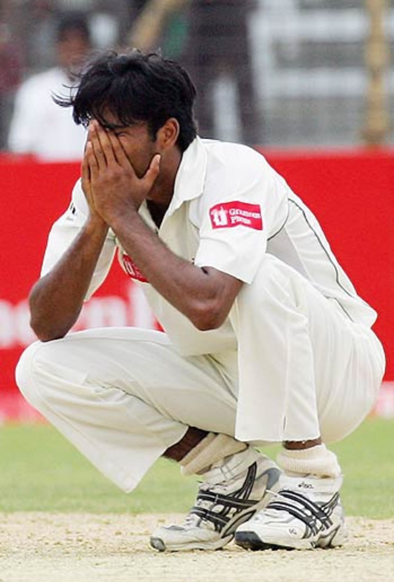 Shahadat Hossain is in anguish after Ricky Ponting was dropped, Bangladesh v Australia, 1st Test, Fatullah, 5th day, April 13, 2006