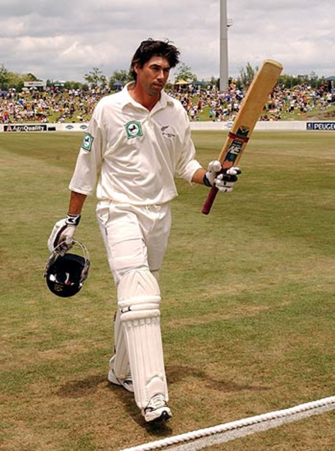 Stephen Fleming acknowledges the applause after scoring 192, New Zealand v Pakistan, 1st Test, Hamilton, December , 2003
