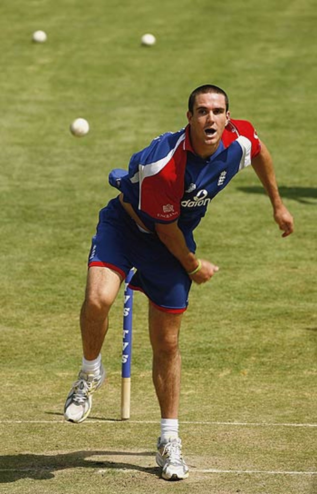 Kevin Pietersen practises his bowling, India v England, 7th ODI, Indore, April 14, 2006