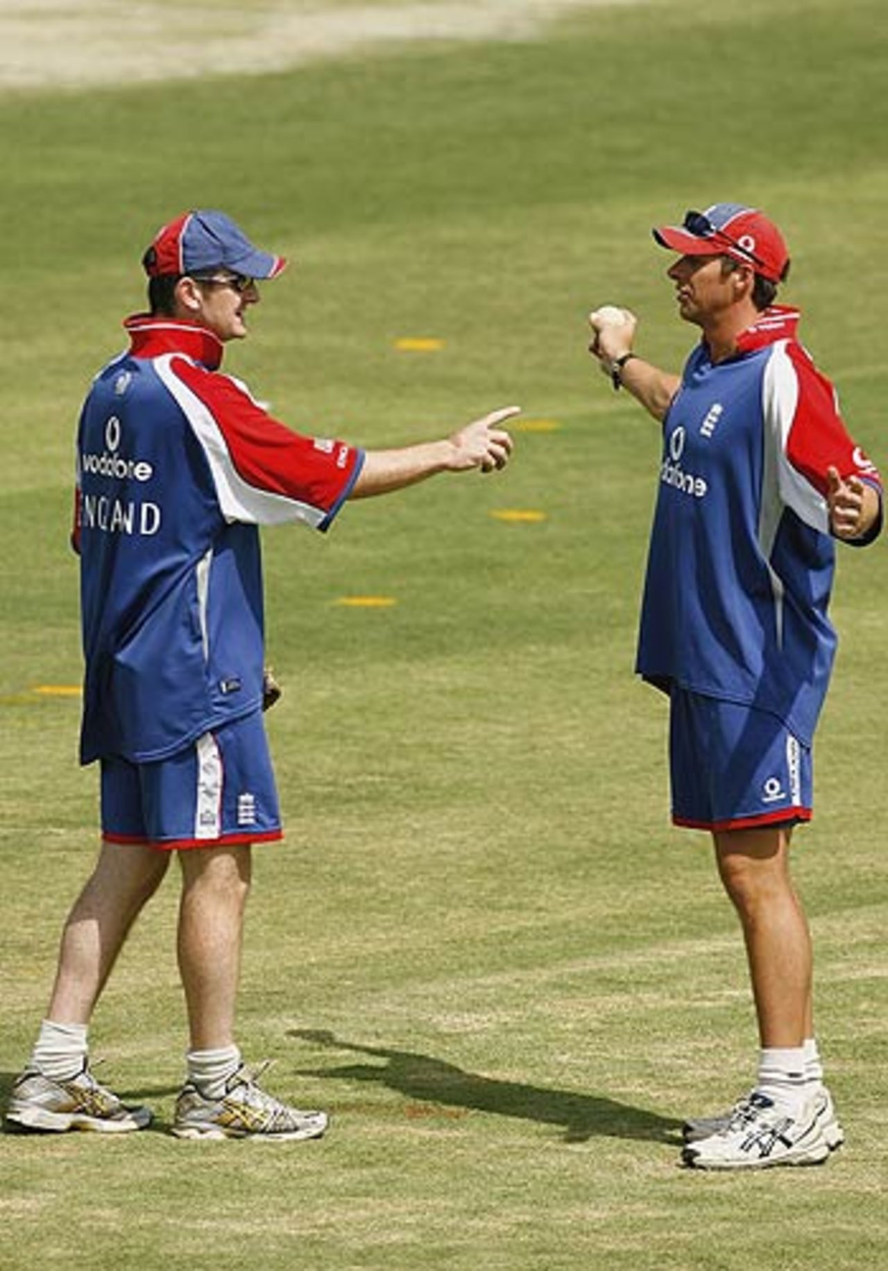 Troy Cooley, England's bowling coach, chats with his replacement Kevin Shine, India v England, 7th ODI, Indore, April 14, 2006
