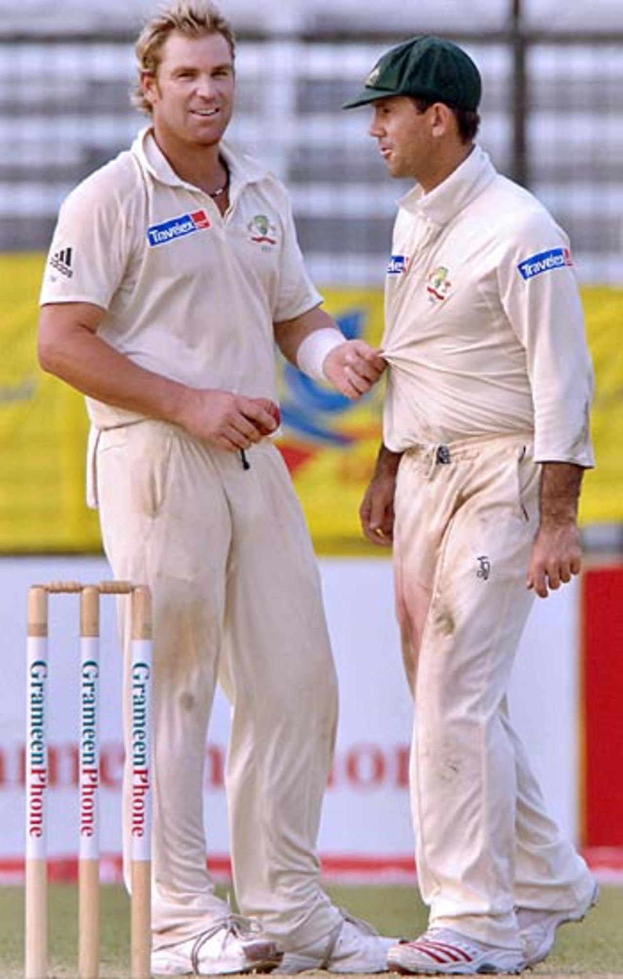 Shane Warne and Picky Ponting discuss tactics, Bangladesh v Australia, 1st Test, Fatullah, 4th day, April 12, 2006