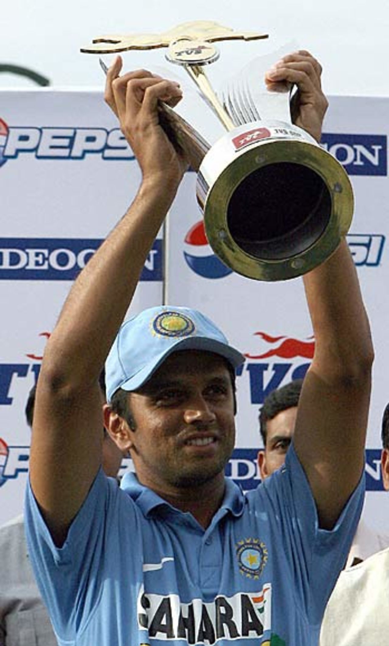 Rahul Dravid holds the trophy aloft, India v England, 7th ODI, Indore, April 15 2006