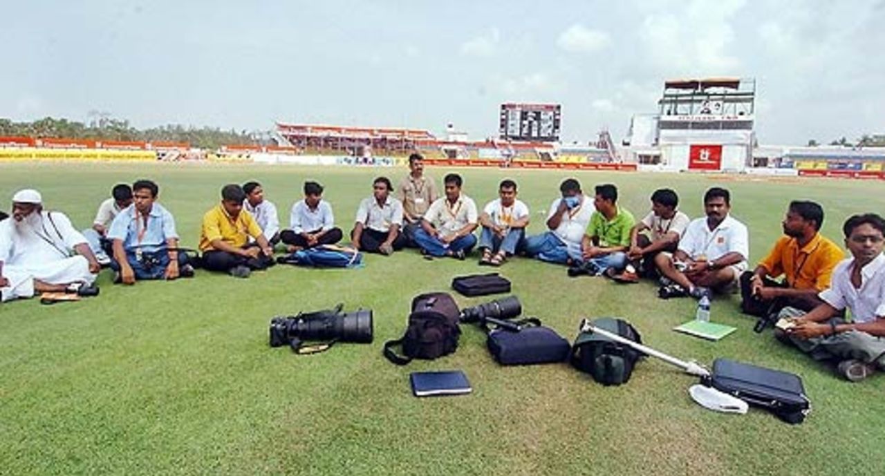 Bangladeshi journalists protest against a policeman who beat photographer Shamsul Haque Tanku, Bangladesh v Australia, 2nd Test, Chittagong, 1st day, April 16, 2006