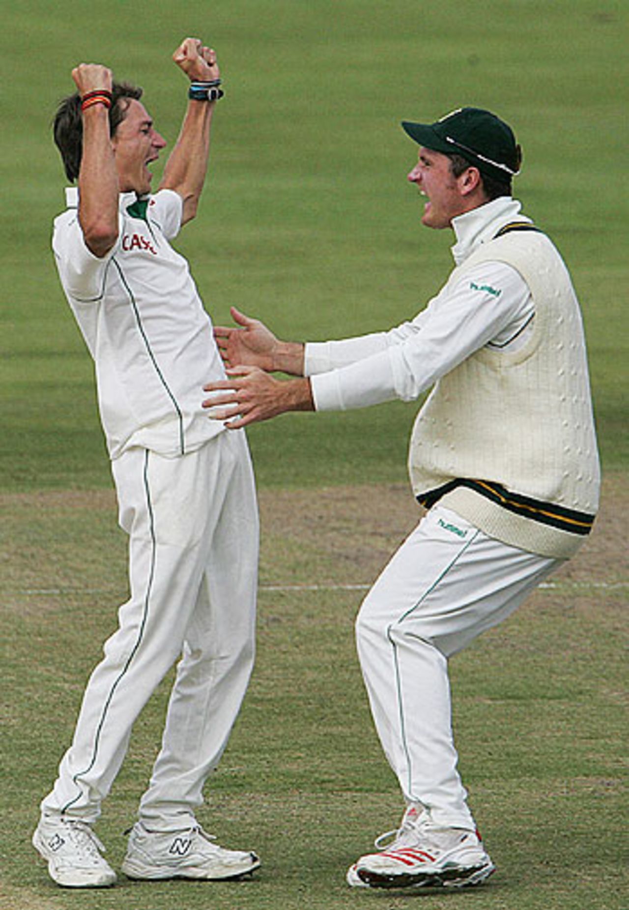 Dale Steyn celebrates with Graeme Smith as New Zealand are bowled out at Centurion, NZ v South Africa, 1st Test, April 19, 2006