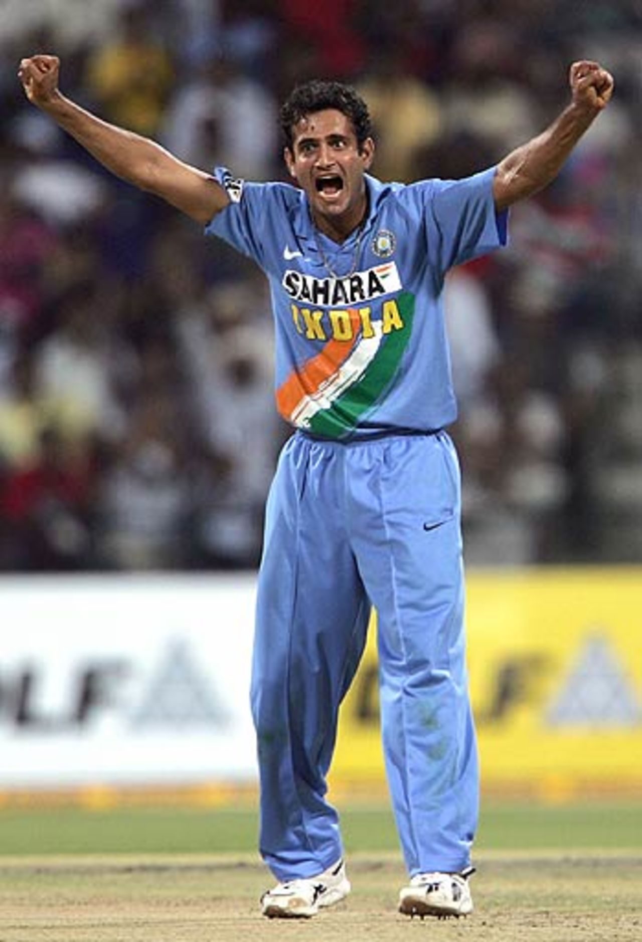 Irfan Pathan struck two early blows, India v Pakistan, 2nd ODI, DLF Cup, Abu Dhabi, April 19, 2006