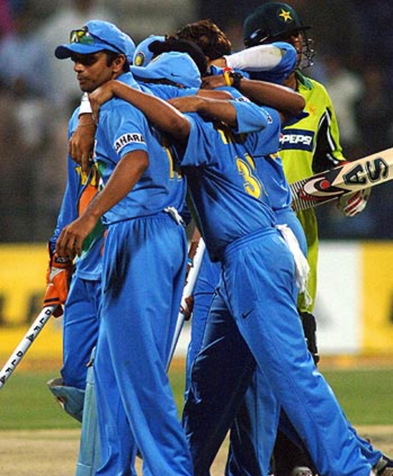 Rahul Dravid gathers his mates at the fall of the last wicket, India v Pakistan, 2nd ODI, DLF Cup, Abu Dhabi, April 19, 2006