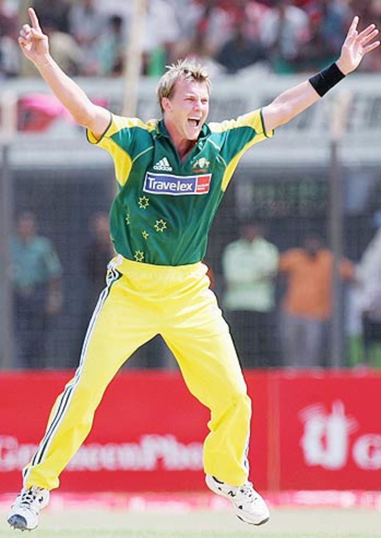 Brett Lee appeals unsuccessfully against Shahriar Nafees, Bangladesh v Australia, 1st ODI, Chittagong, April 23, 2006