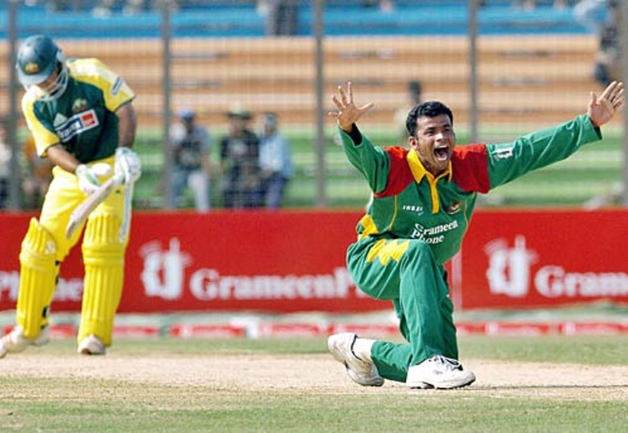 Abdur Razzak makes a successful appeal against Ricky Ponting, Bangladesh v Australia, 1st ODI, Chittagong, April 23, 2006
